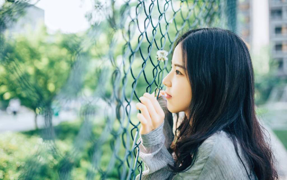 “如果是，你想怎样？为他报仇吗？”吕布微微眯起了眼睛，神色渐渐冷了下来，在小乔略微凸起的肚子上扫了一眼，挥手止住想要说什么的大乔，冷然道。