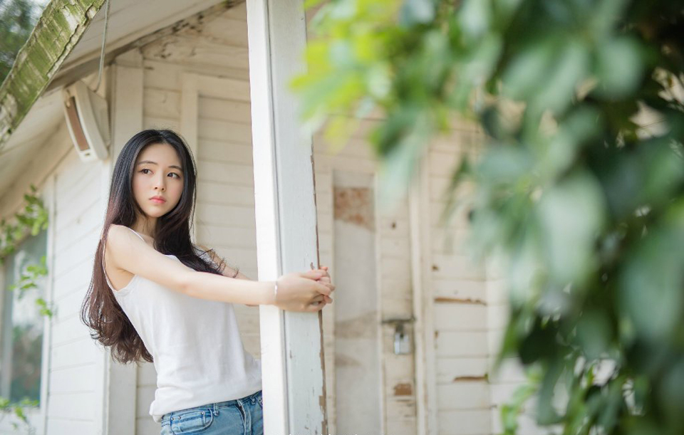 很多男人就是这样的，玩女人的时候总希望对方年轻一点放开一点开放三点，玩着别人的女儿的同时又希望别人永远别来碰自己的女儿。——韩寒《传统美德》